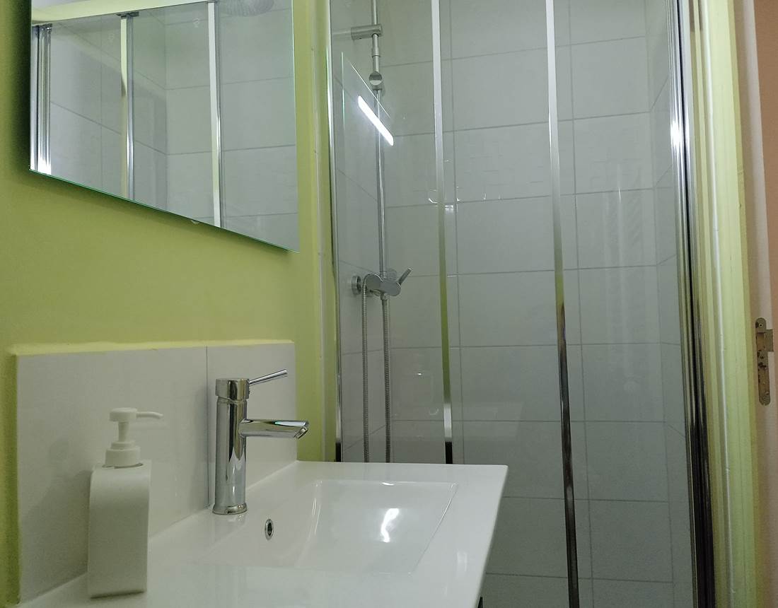 salle d'eau chambre 8