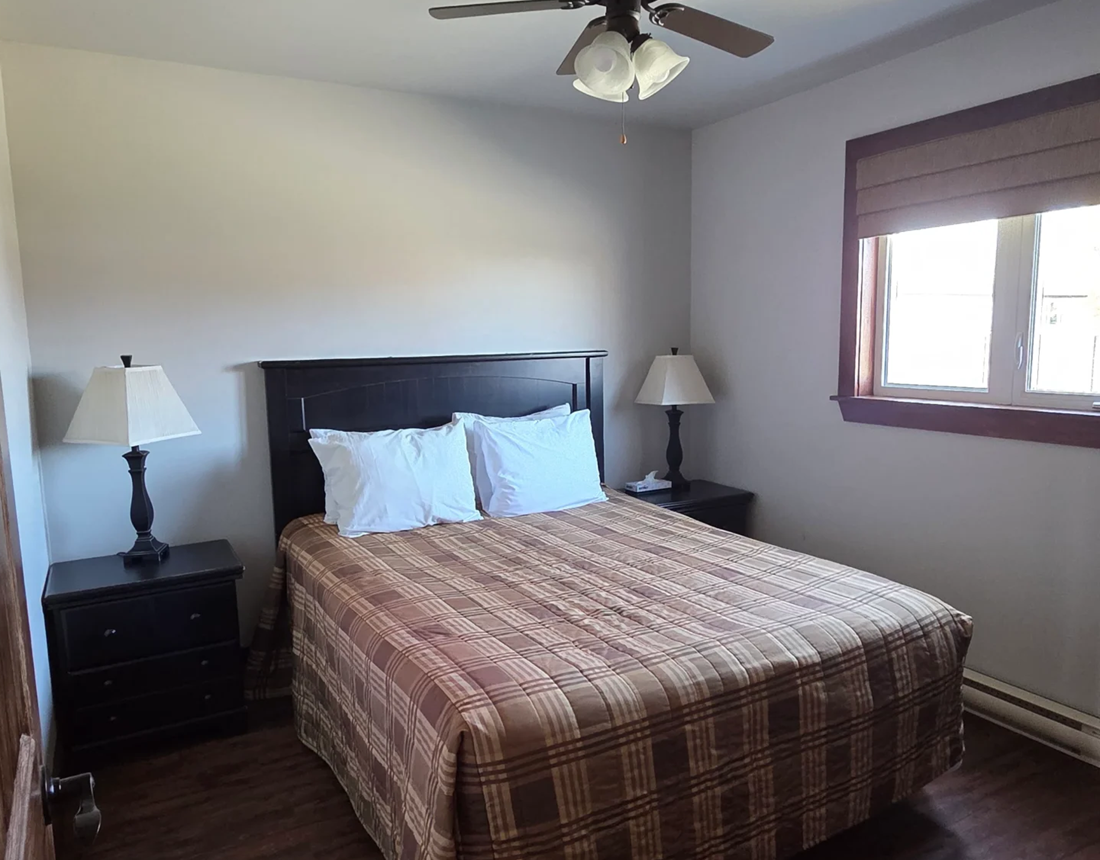 Chambre confortable avec lit queen pour 2 personnes