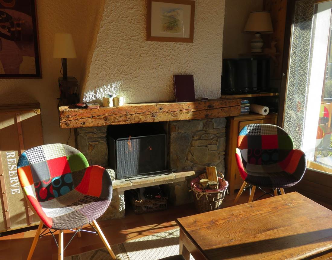 salon avec cheminée