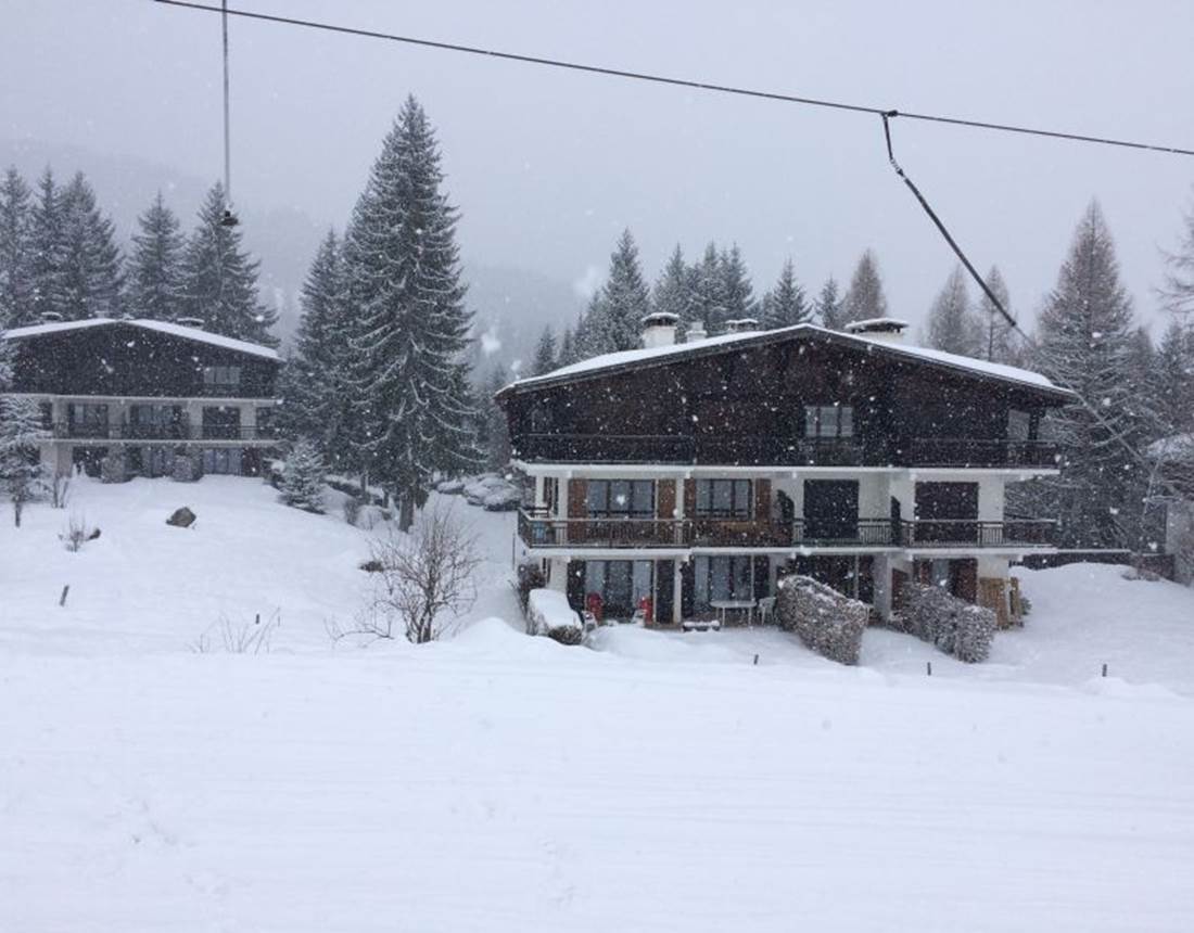 photo de la résidence prise depuis le téléski