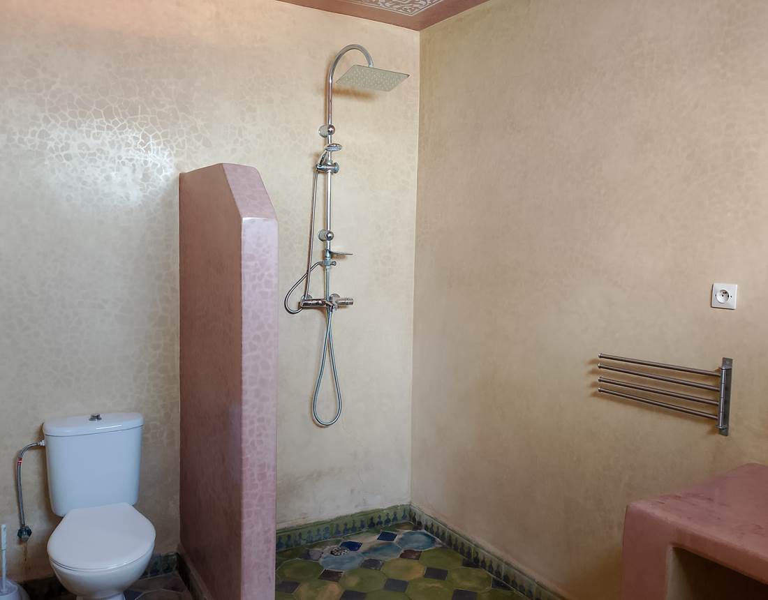 Chambre Patio Avec Salle de Bain Privative - Douche et Toilette
