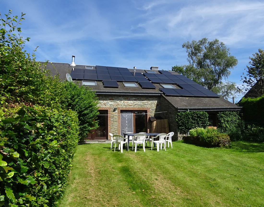 Pignon du gîte 1 vue du jardin