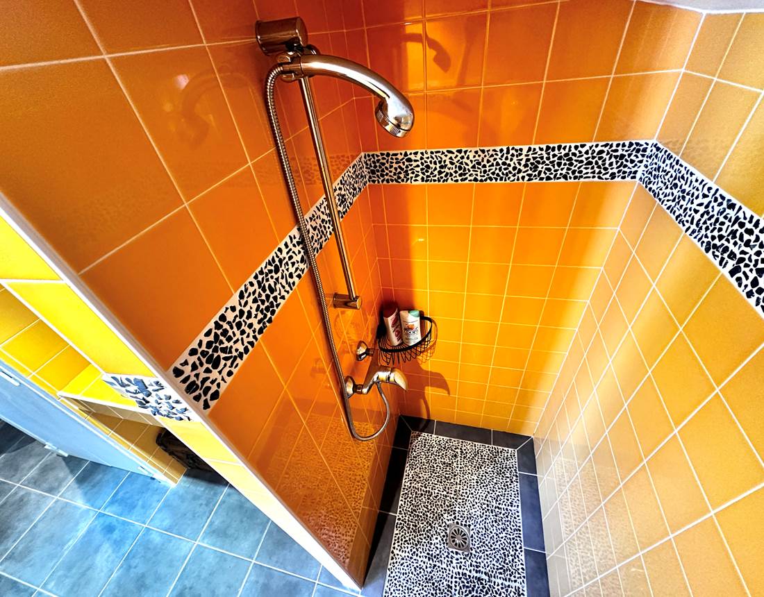 douche chambre jaune