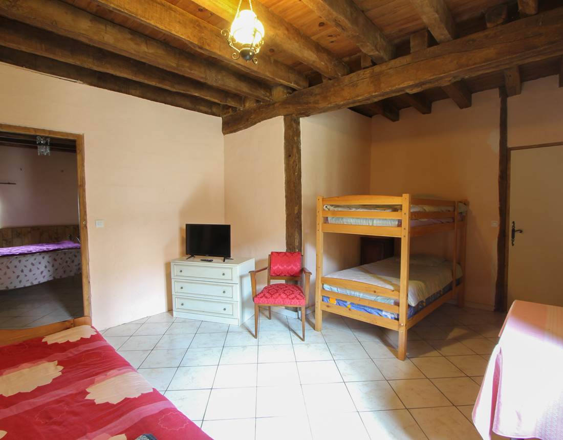 Chambre familiale confortable . 2 pièces séparées . Dans la 1ère un  lit double (possibilité d'un lit d'appoint)  dans la 2ème 2 lits supperposés et 1 ou 2 lits simples nt)