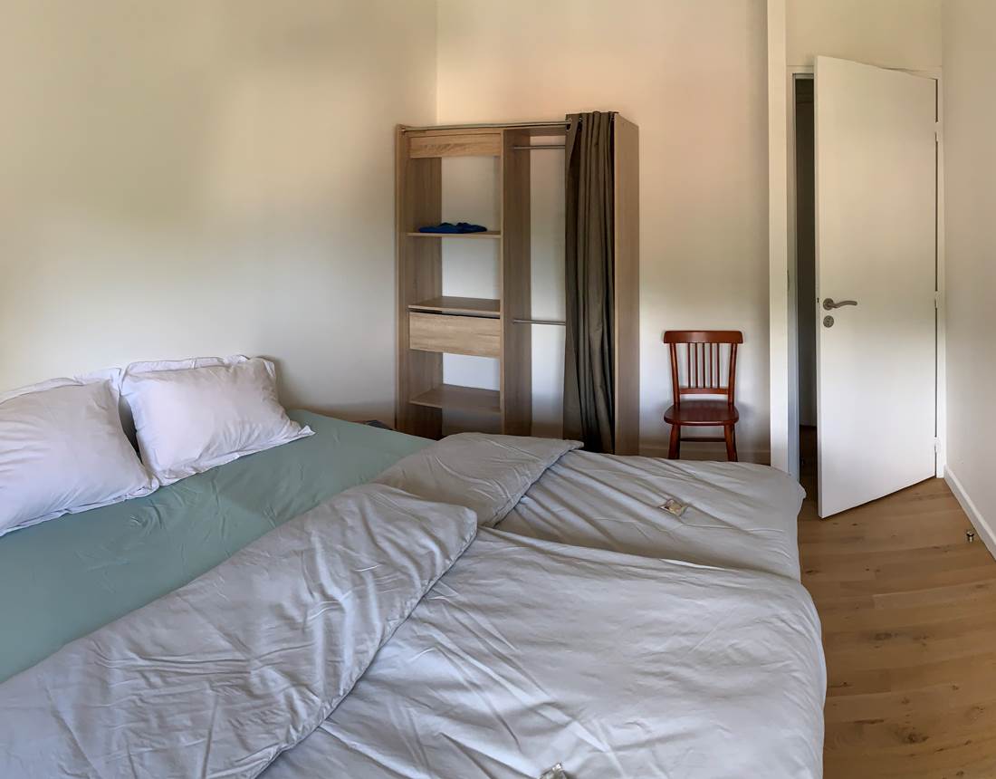 Chambre Isatis Lit double formé par 2 lit simples 90X200 ; matelas 100% en latex végétal, pour plus d'espace et de confort. Des couettes individuelles en coton bio très doux et léger.