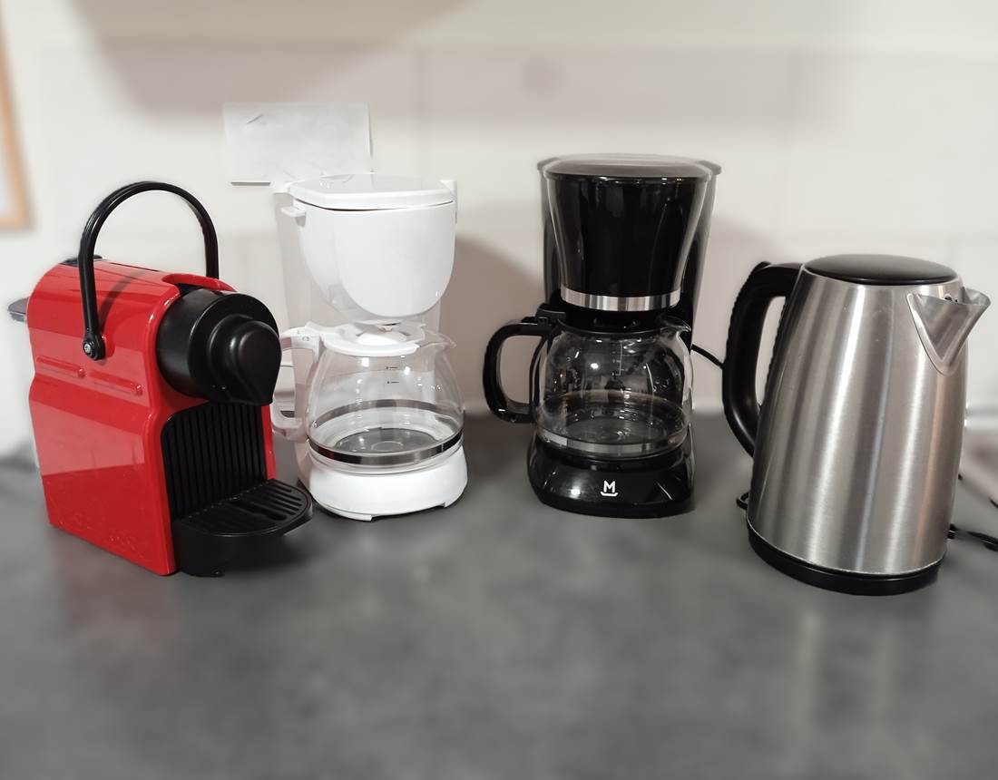 2 cafetières filtre, 1 bouilloire, 1 machine à dosette type Nespresso