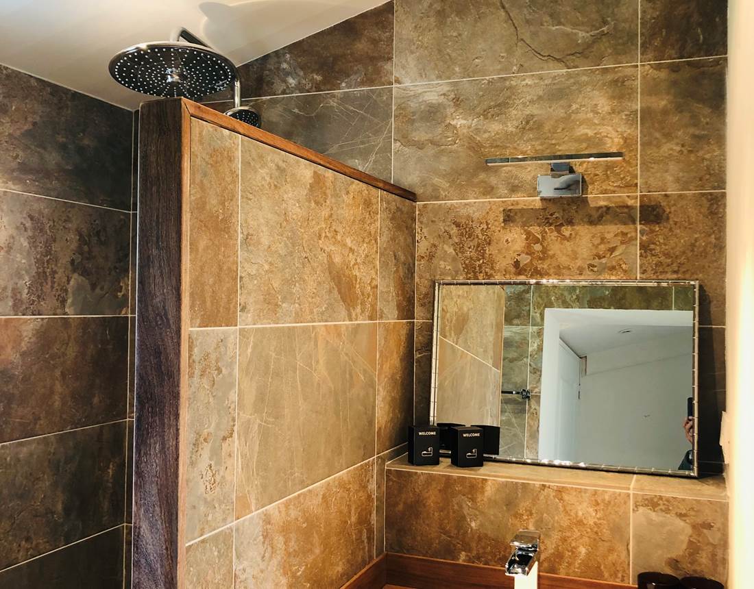 salle de bain chambre rouge