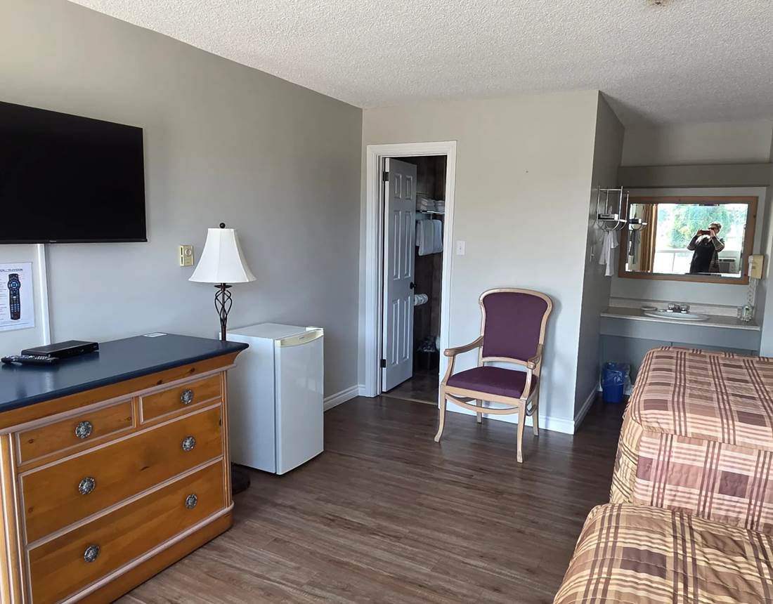 Chambre avec deux lits queen – animaux acceptés