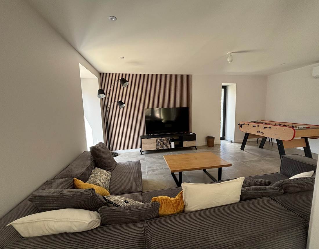 Grand salon douillet coin TV babyfoot clos des hirondelles limousin