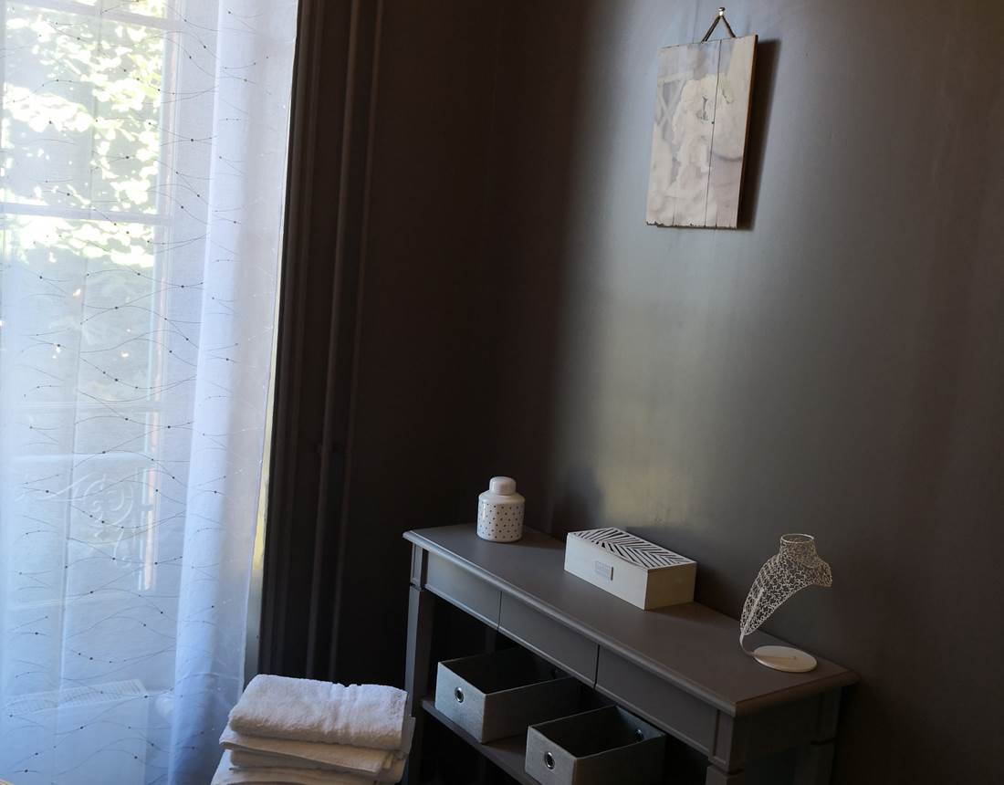 Maison Courbarien - chambre double "Andratit" salle d'eau