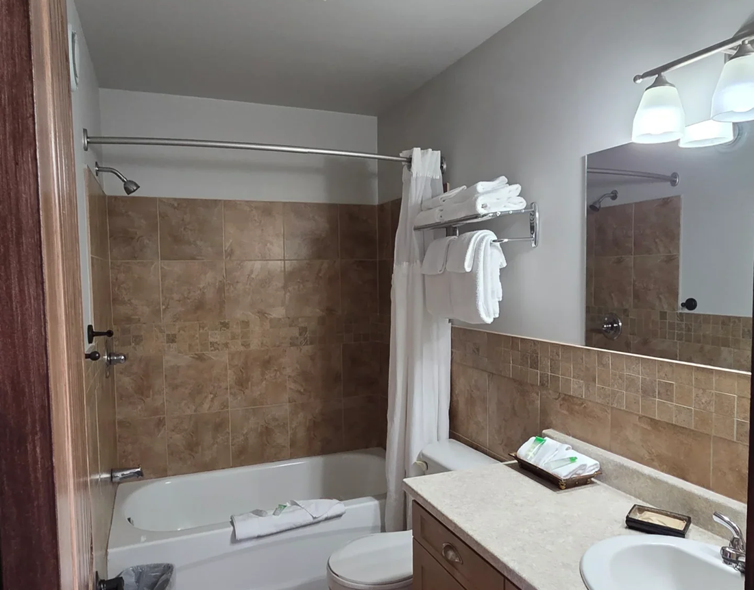 Salle de bain avec baignoire