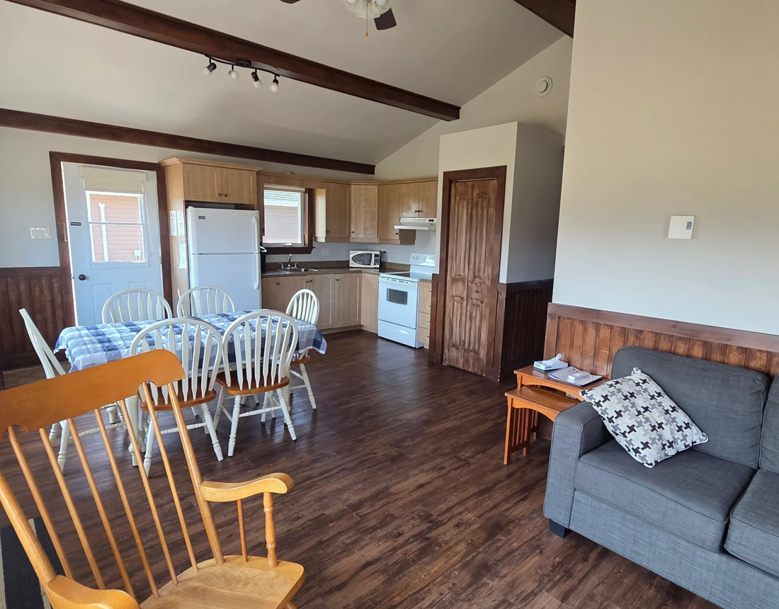 Espace salle à manger confortable avec fauteuils et chaises