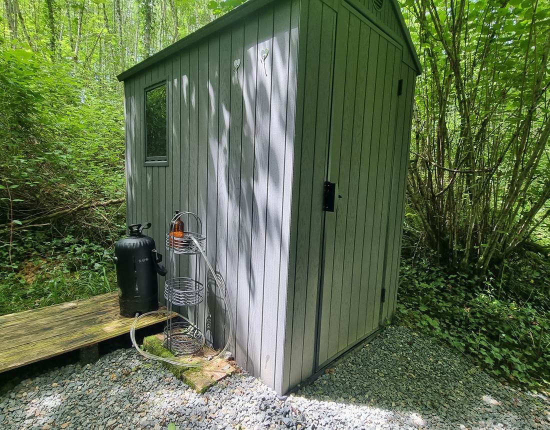 Serre toilette seche et douche solaire