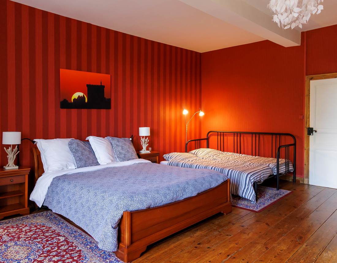 Le canapé est prêt à acceuillir deux personnes. La literie convient aux enfants et aux adultes.