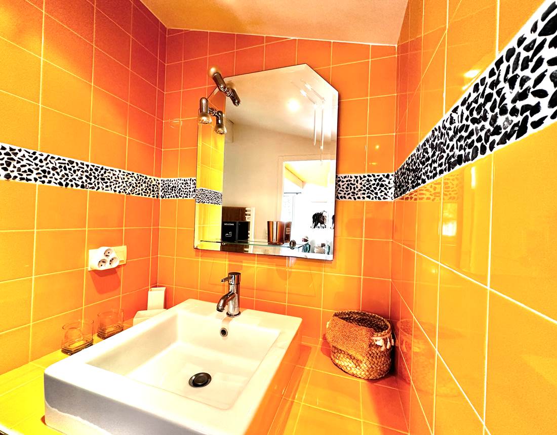 salle de bain jaune.