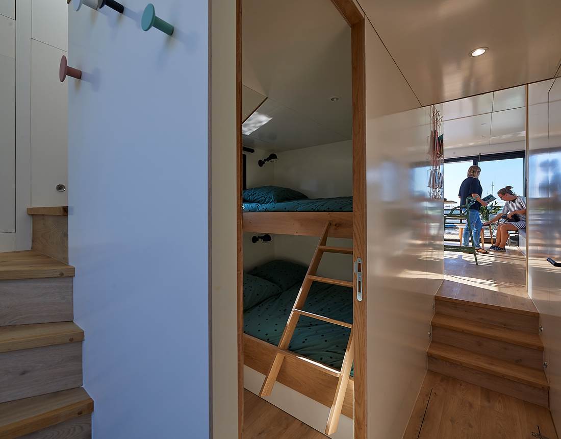 Lodge boat Fleur d'Ô - couloir ©Y. Zedda