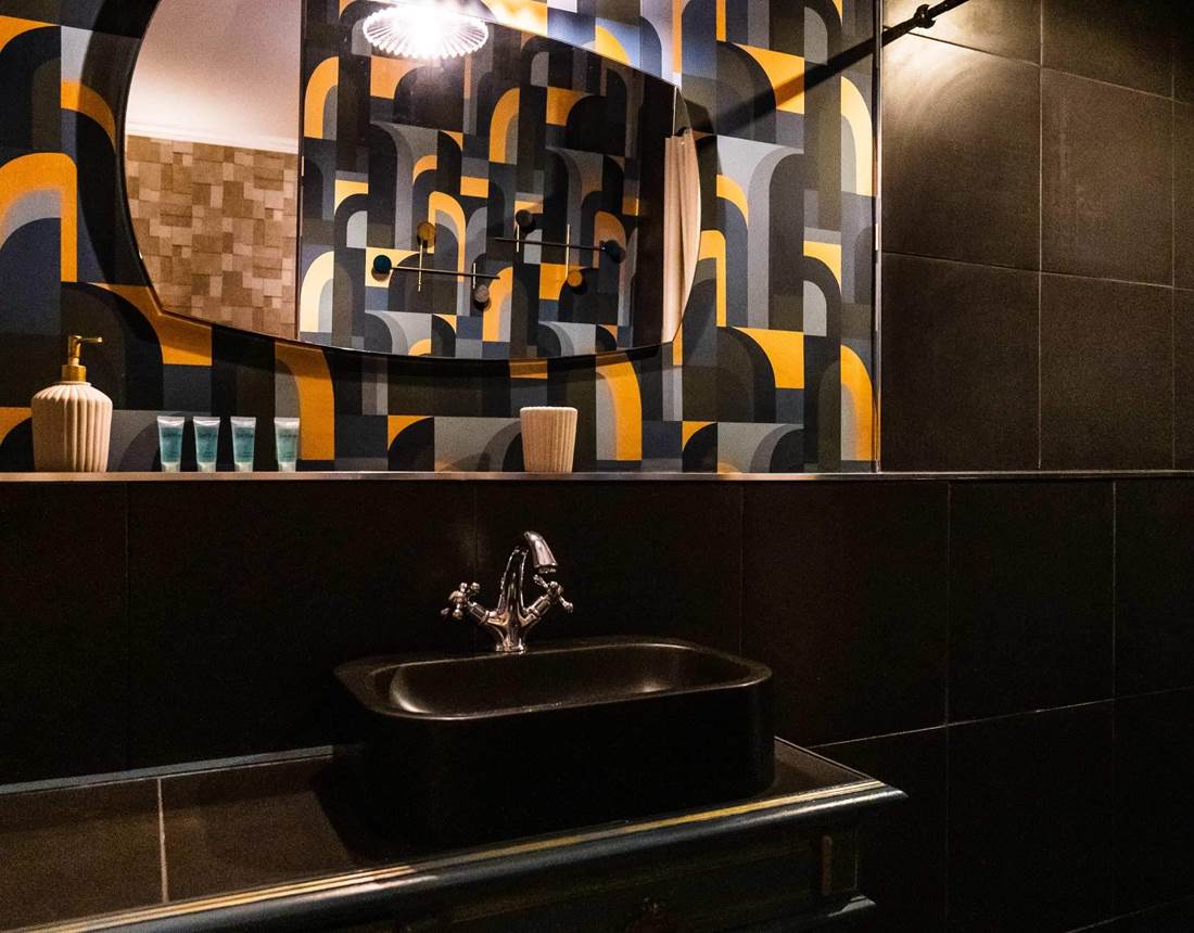 Salle de bain avec grande douche