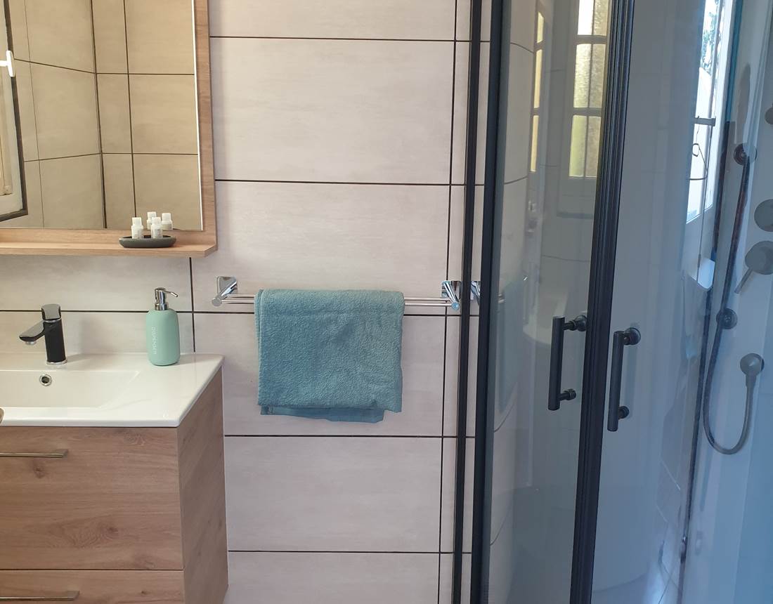 LES CHAMBRES DE MON P'TIT MAS - entre Béziers et Bessan - location de chambres d'hôtes dans une propriété rurale - sdb