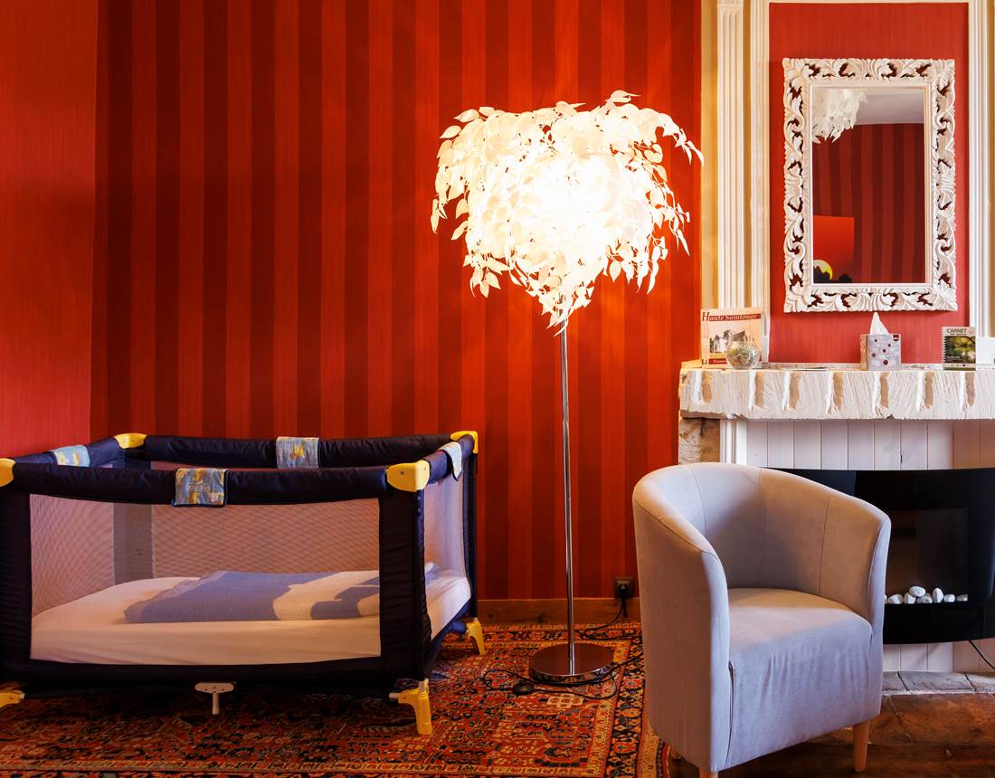 L'installation de la chambre avec le lit bébé