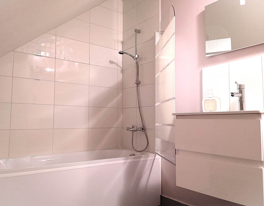 salle de bain de la chambre 10 avec baignoire