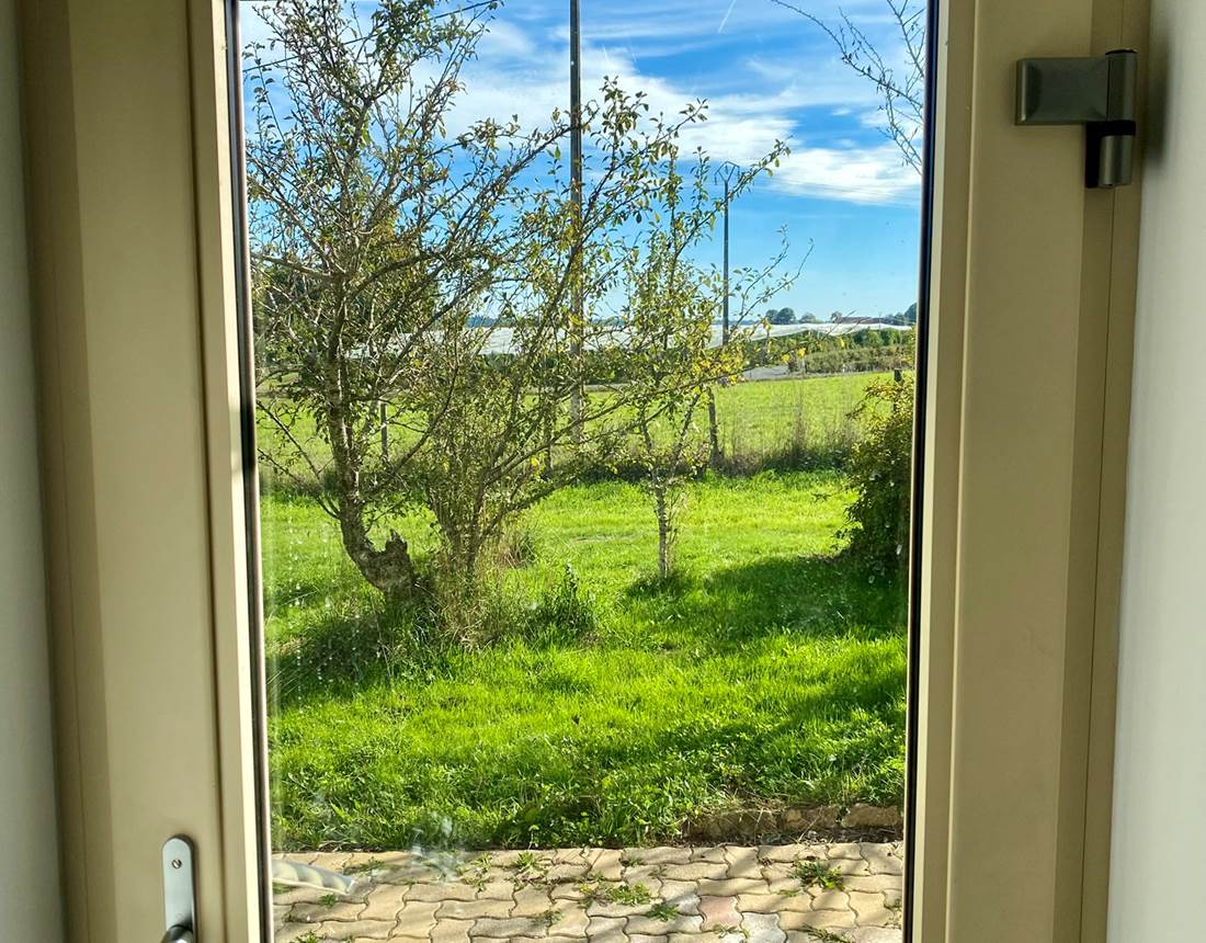 Cuisine 07 porte fene^tre vers jardin - Gi^te La Suite