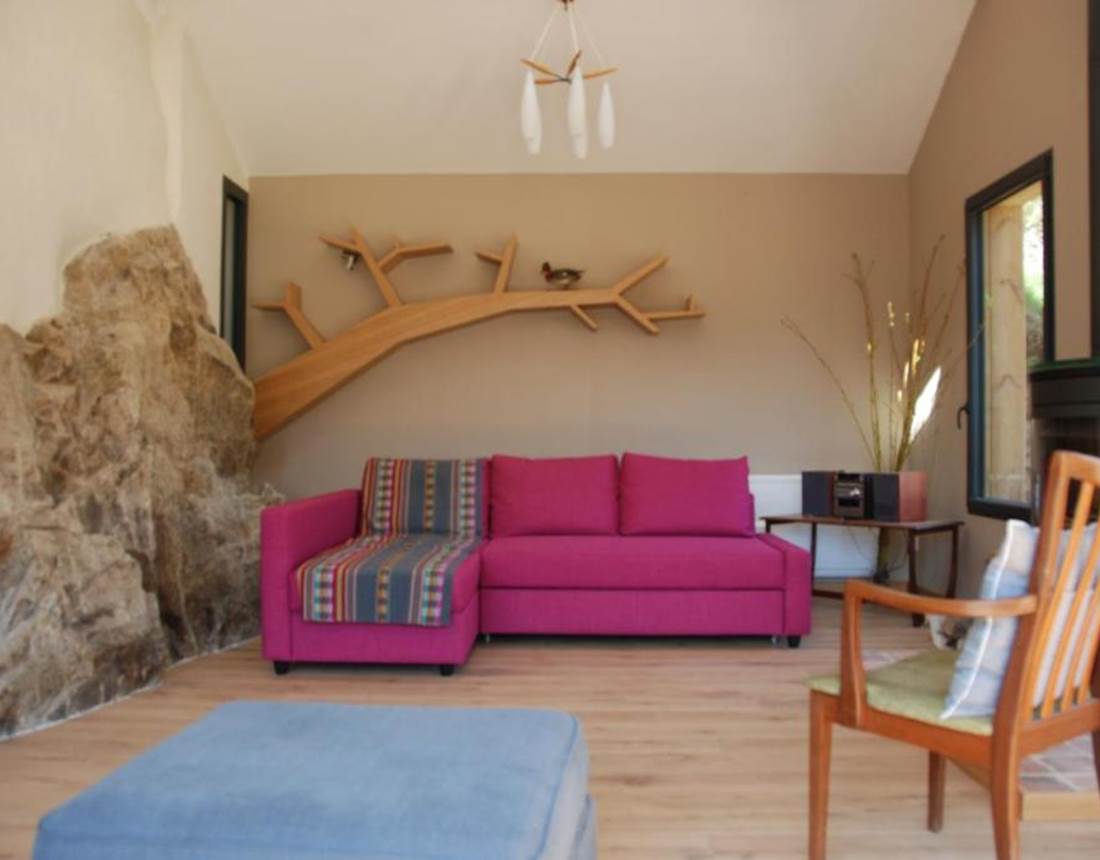 salon très lumineux en surplomb du jardin