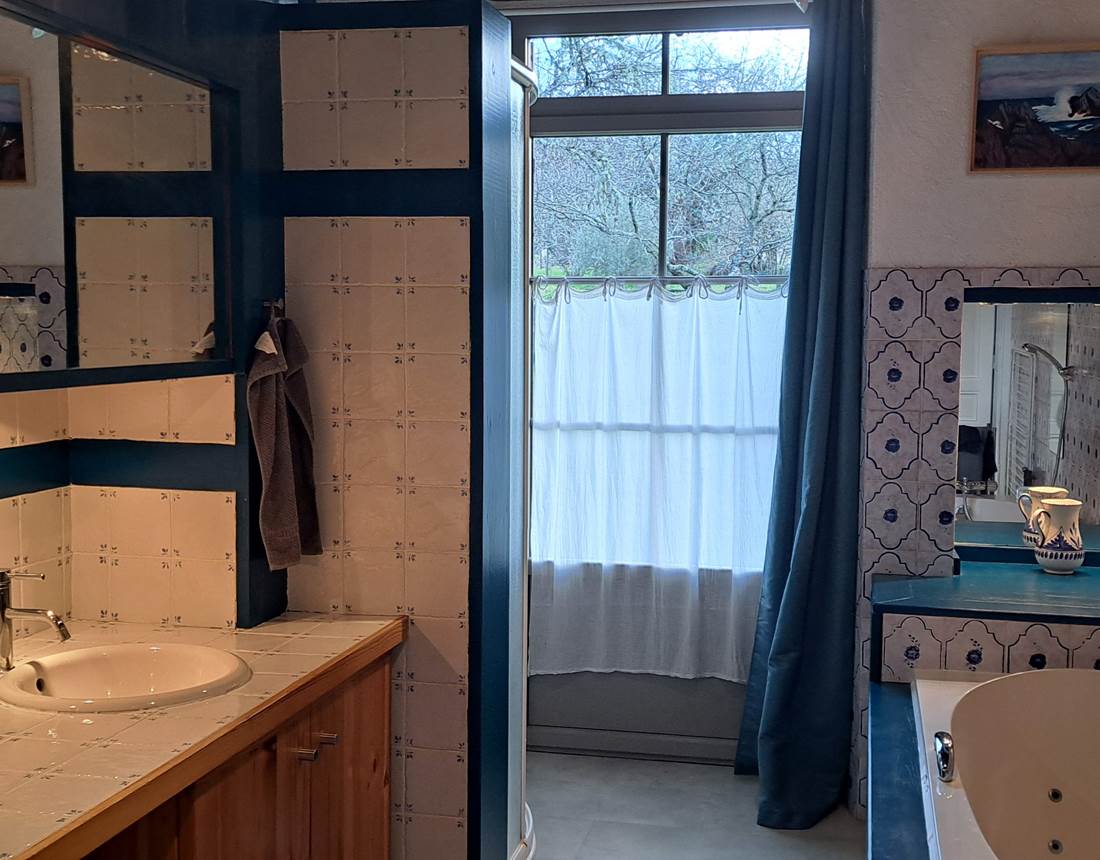 Salle de bains enfants Gîte INYAQAB