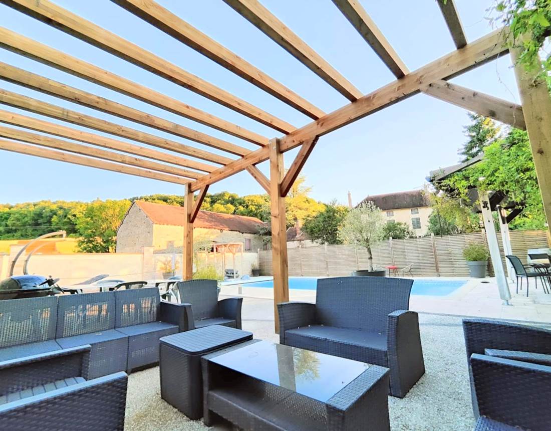 salon-de-jardin-piscine-au-vendangeoir