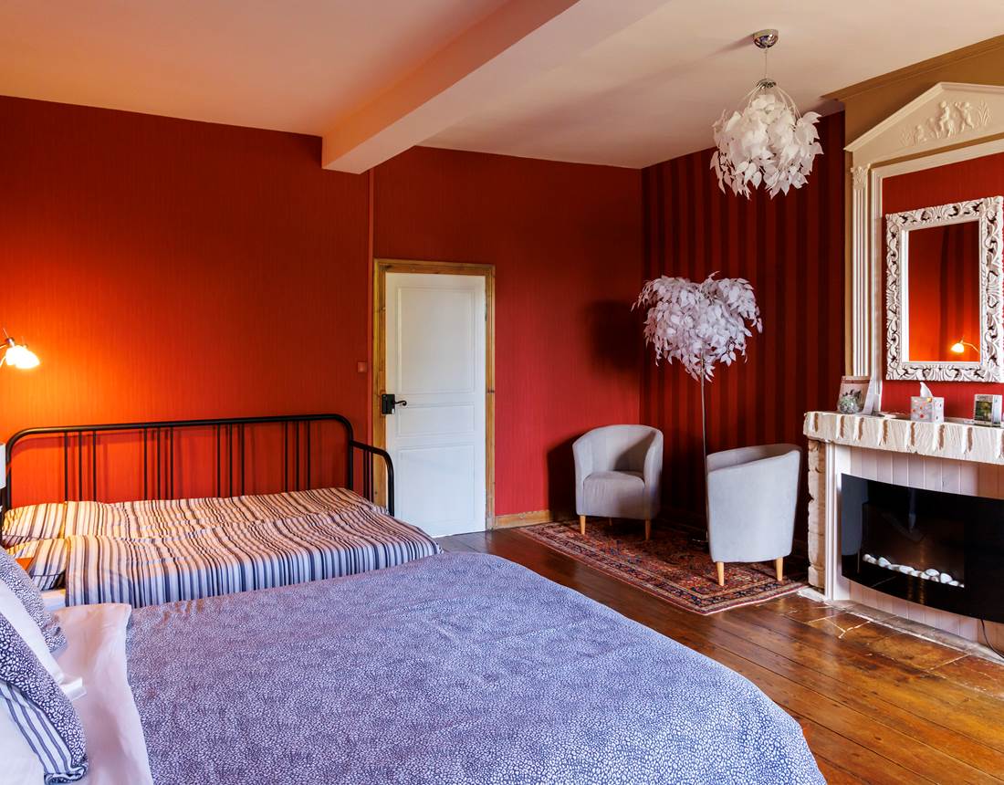 Vue sur la cheminée et le coin salon