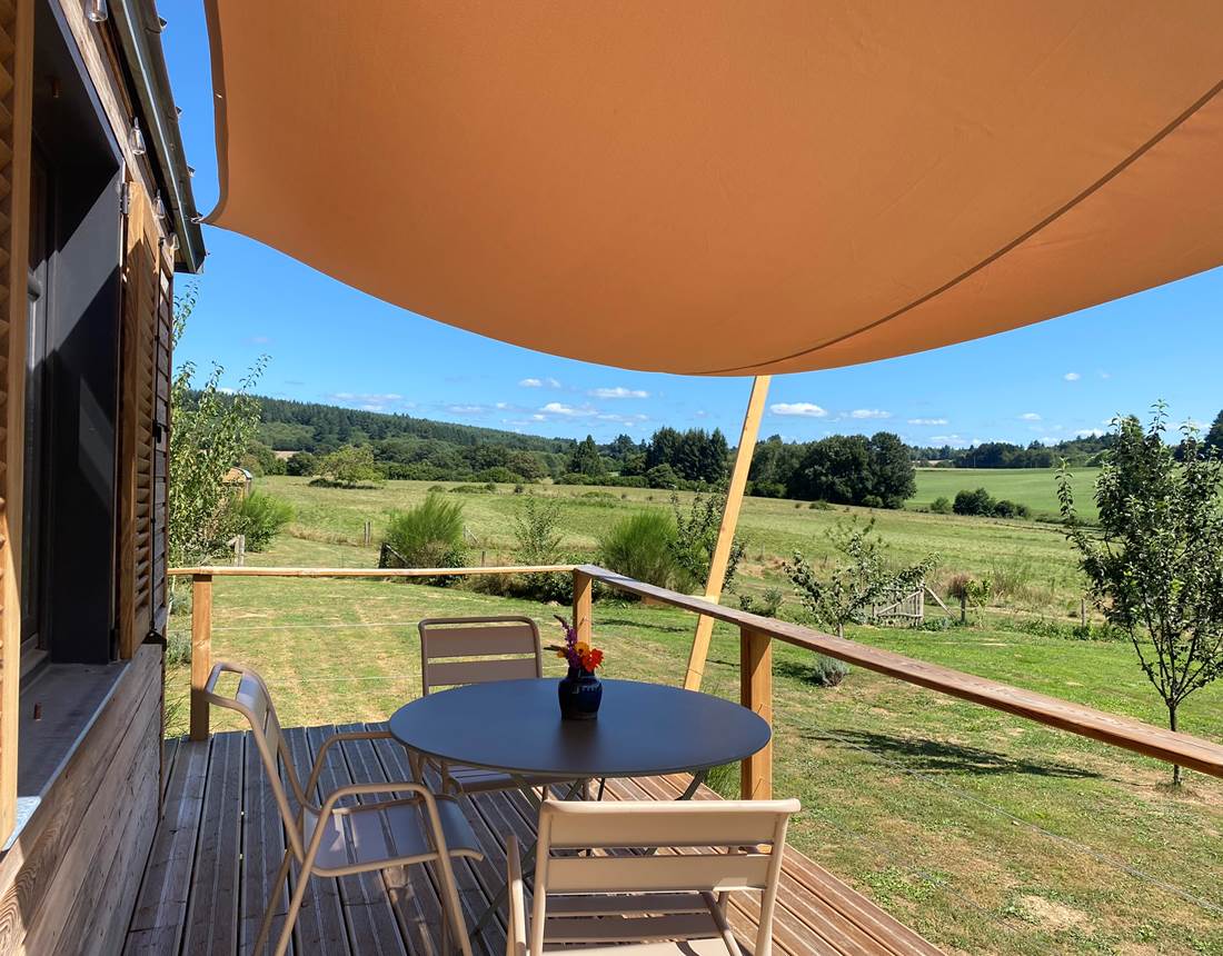 Les terres de la chouette, terrasse plein sud pour admirer le paysage