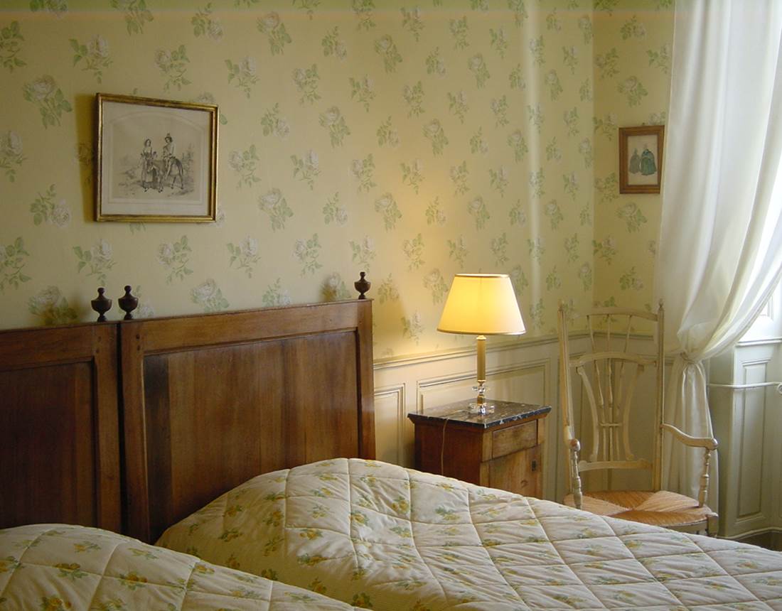 Chambre jaune  2 lits possible lit suppléméntaire