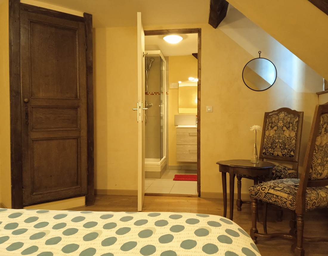 vue sue salle de bain chambre 8