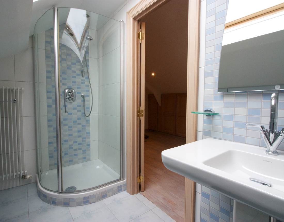Salle de bain douche à l'étage