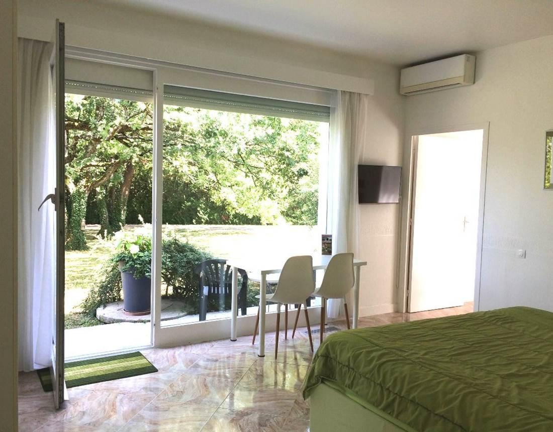 Vue sur le jardin depuis la chambre Jade