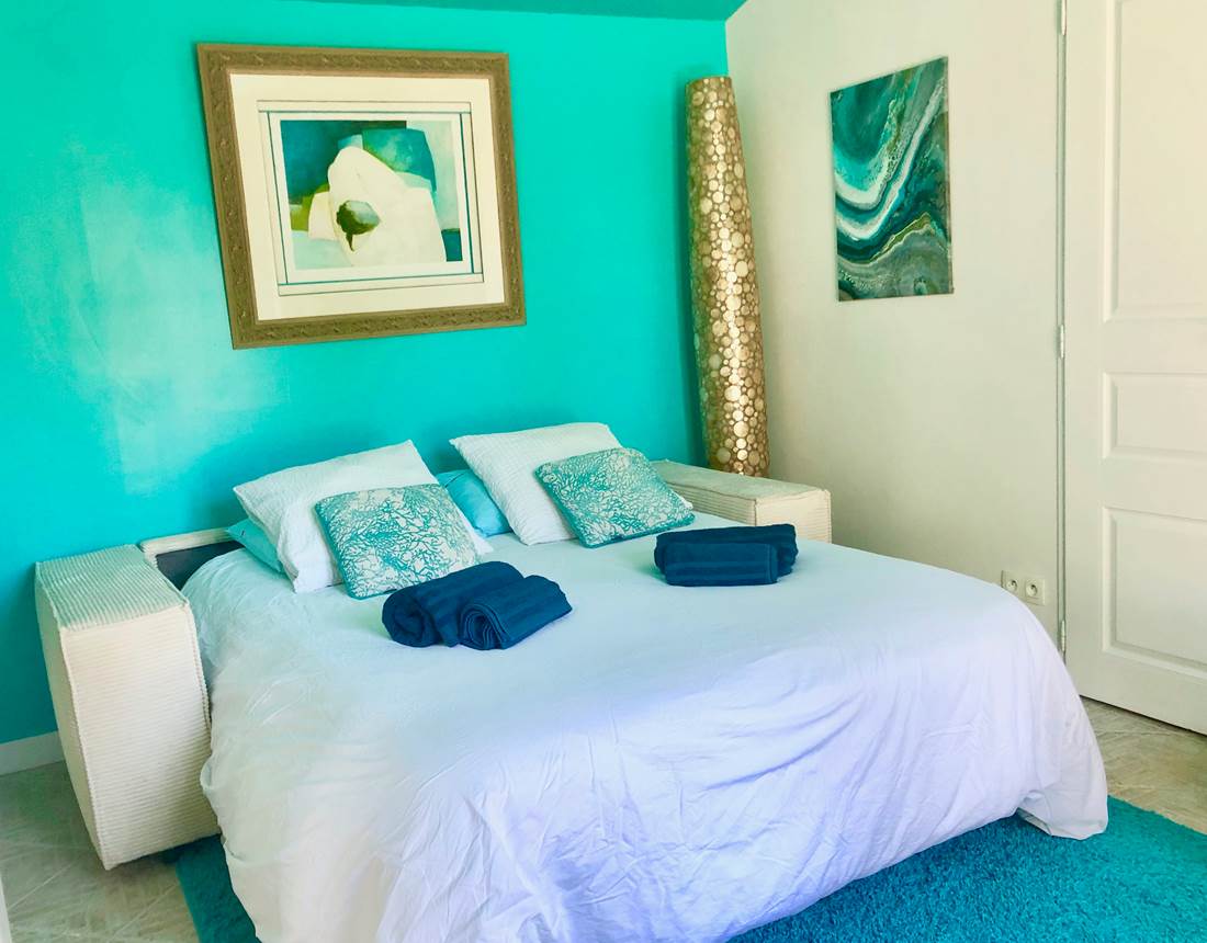 CHAMBRE BLEUE avec canapé LIT déplié