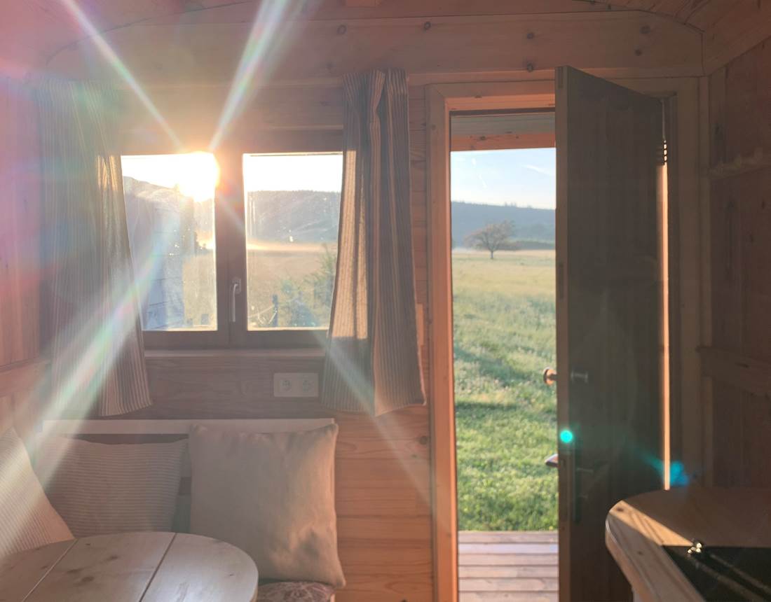 Les terres de la chouette, roulotte baignée par le soleil levant