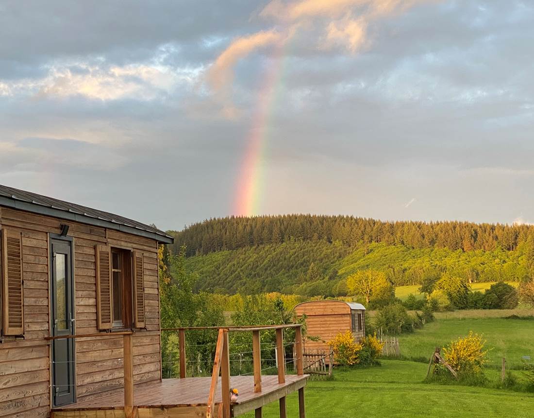 Les terres de la chouette et ses 2 roulottes en pleine nature