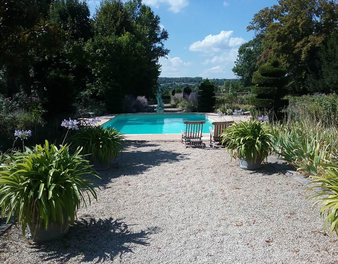 vue sur la piscine et le parc