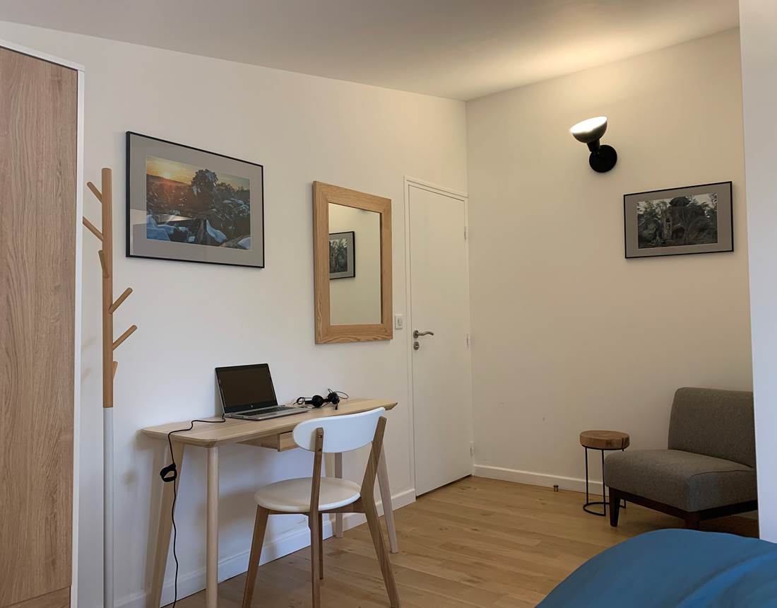 Chambre Culd de chient coin bureau et fauteuil