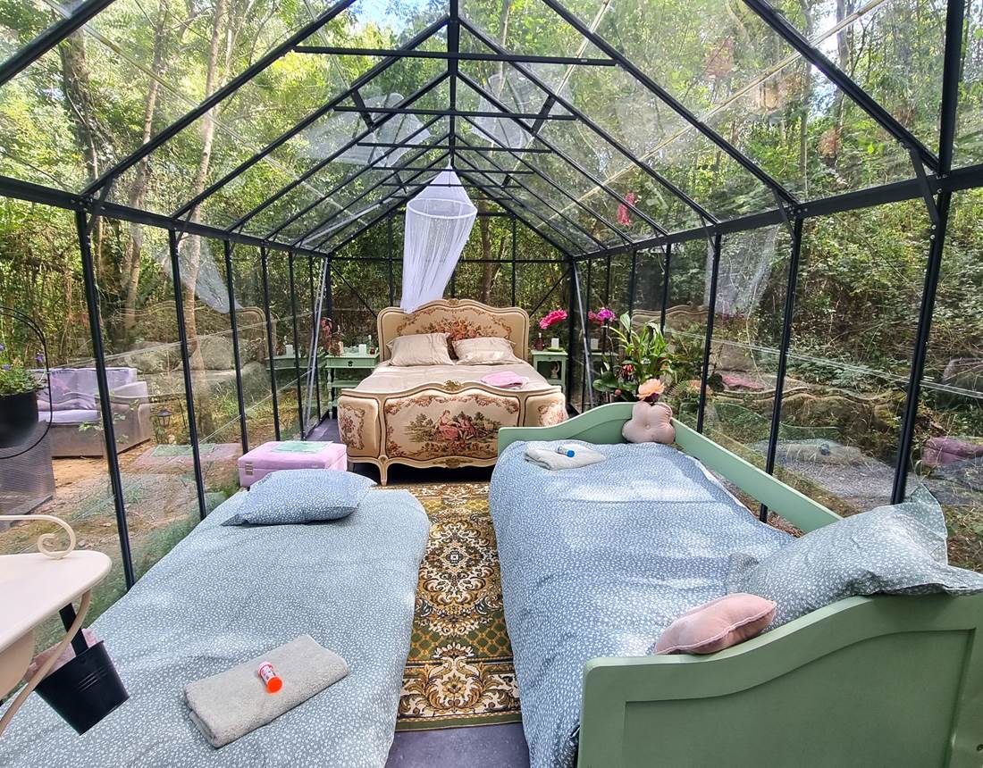 Logementinsolite-serre-famille