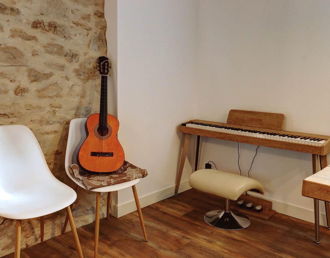Salon - Espace musique - Gi^te La Suite