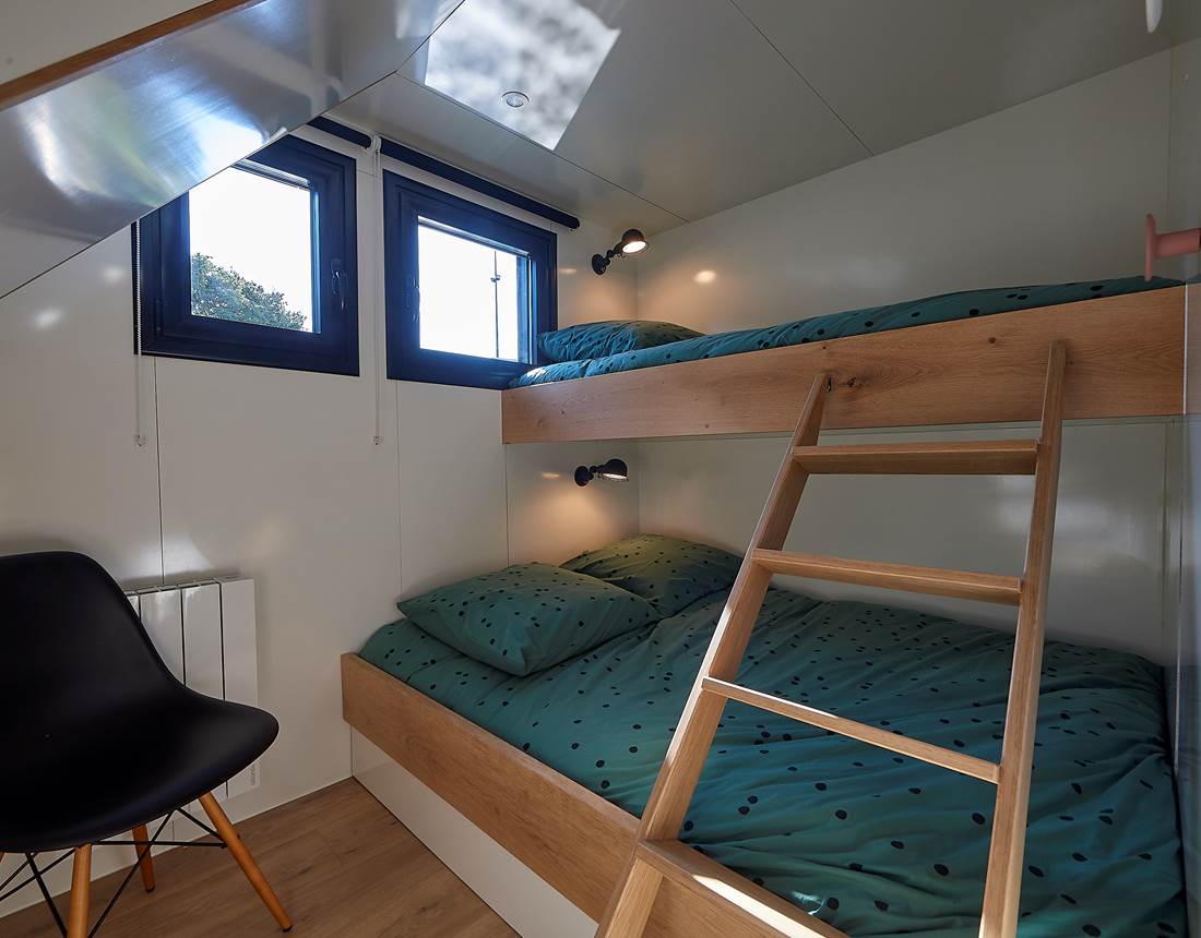 Lodge boat Fleur d'Ô - chambre ©Y. Zedda