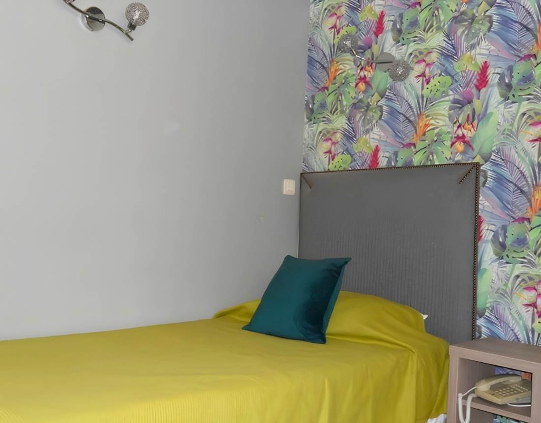 Lit Simple chambre Hotel Jean Bart Paris 6