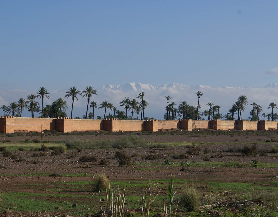 Atlas enneigé derrière les remparts de Marrakech