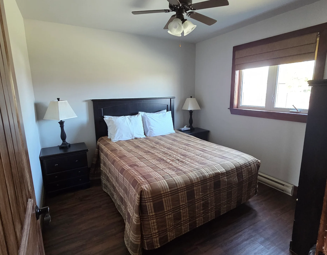 Chambre avec un lit queen (2 personnes)