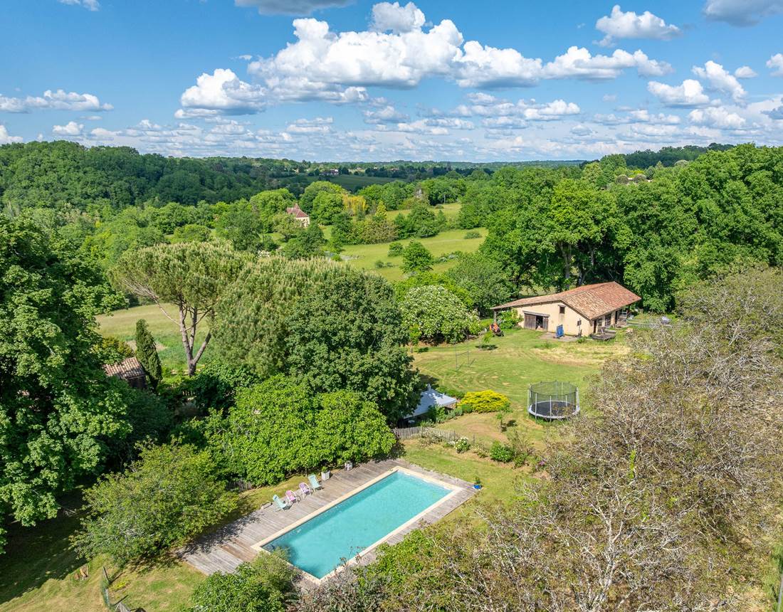 Vue aérienne piscine et terrain de jeux INYAQAB crédit photo logadrone
