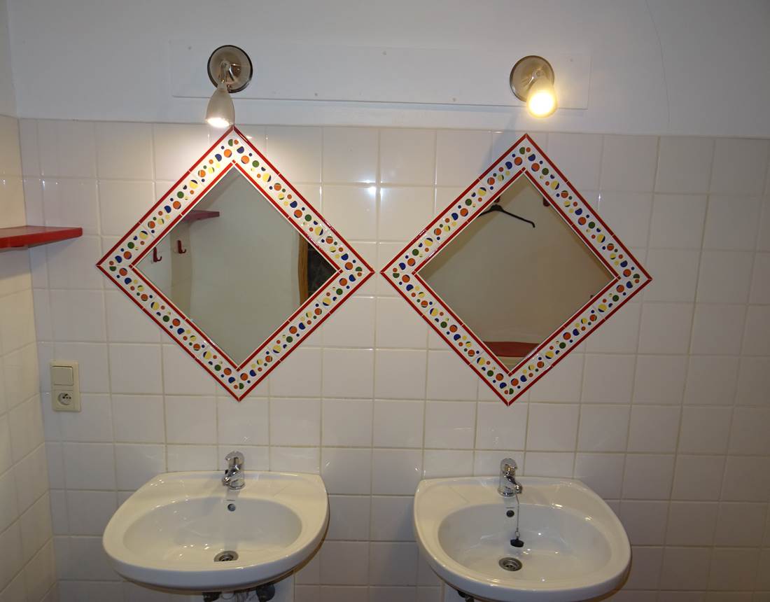 Miroirs dans la salle de bain