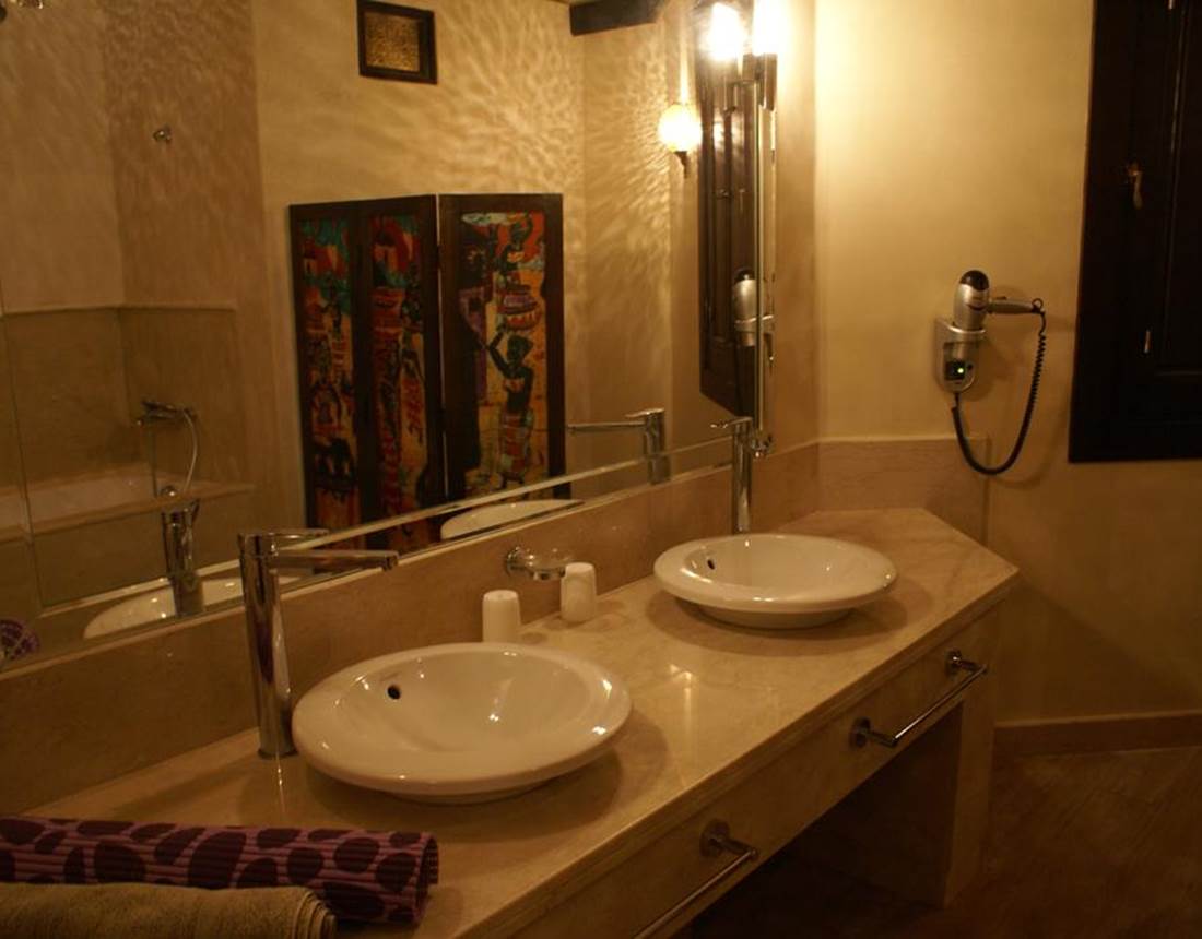 Salle de bain chambre sous tente berbère à Marrakech