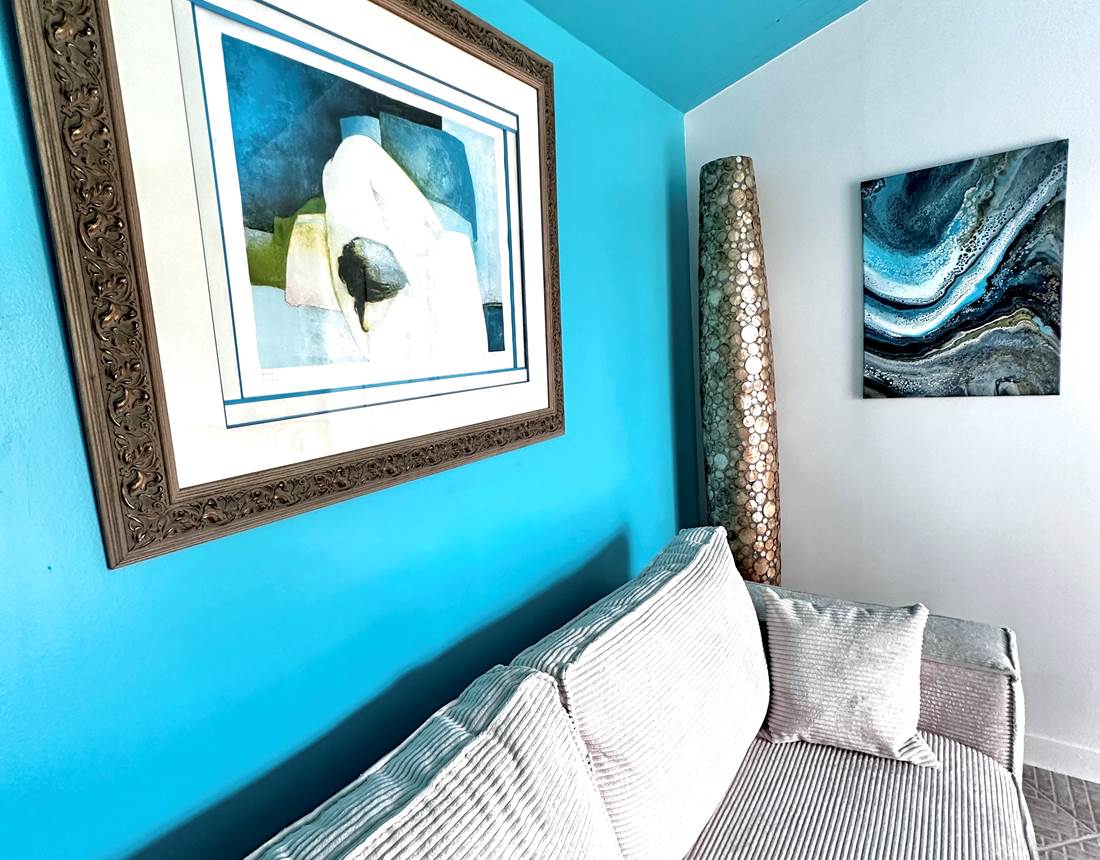 le salon de la chambre bleue