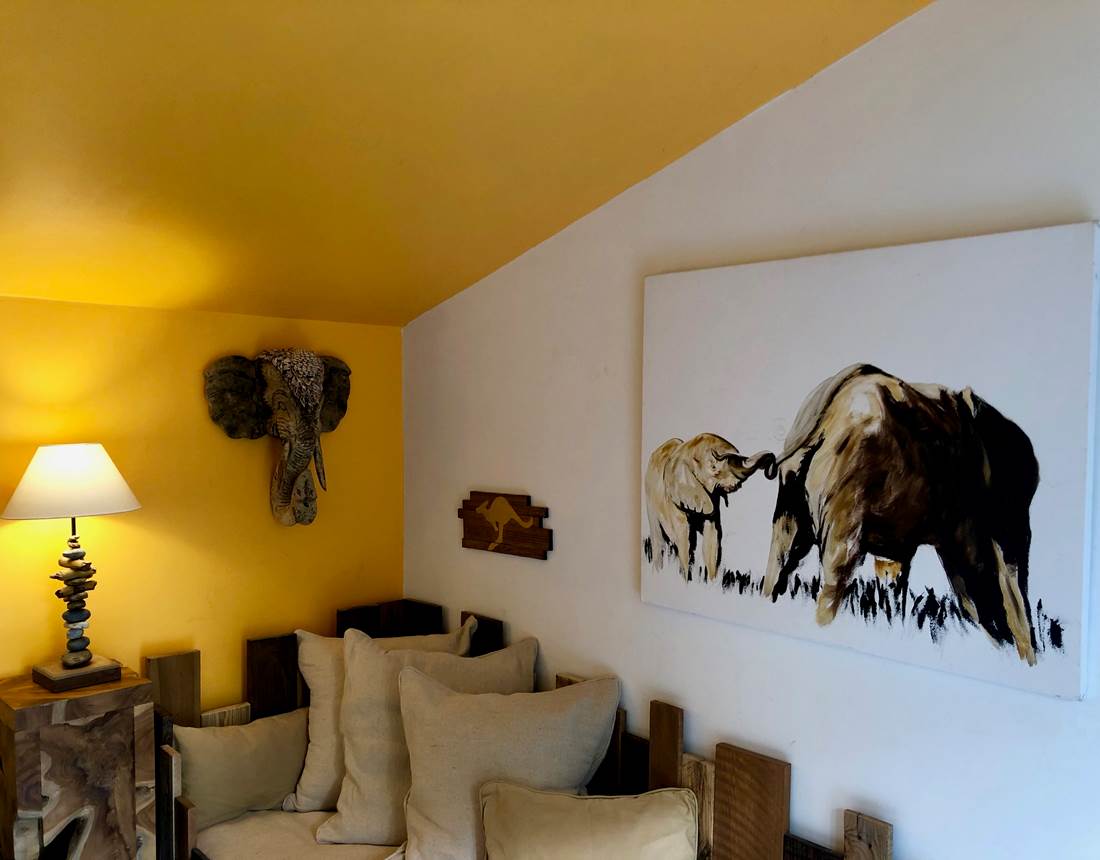 la chambre jaune sofa.